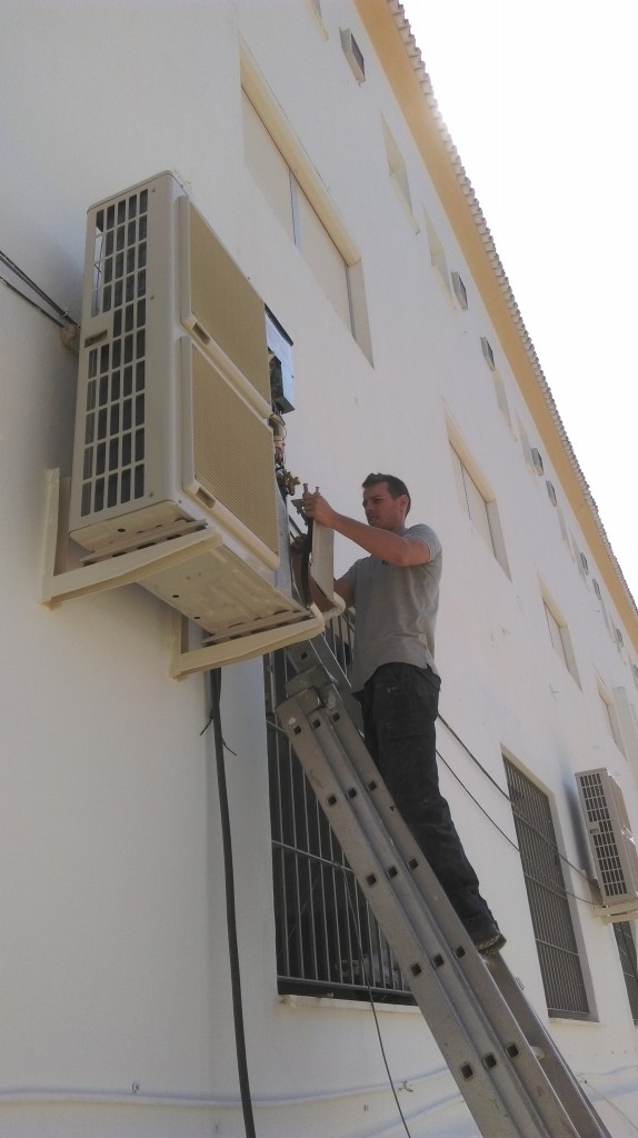 instalación de aire acondicionado por profesional de Instalaciones Pulido Barba